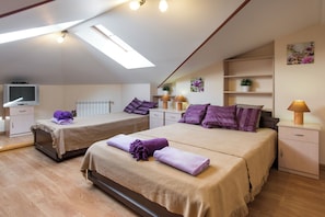 3 bedrooms, in-room safe, iron/ironing board, free WiFi