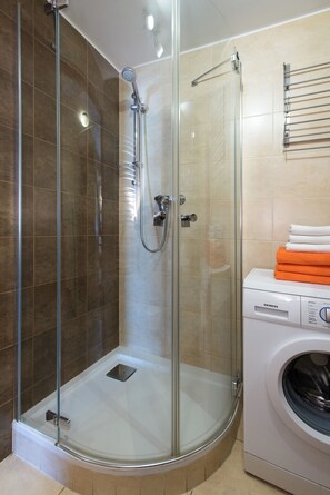 Shower, hair dryer, towels, soap - Vanilla 4, 3bdr apartment in Krakow's city centre (Kraków)