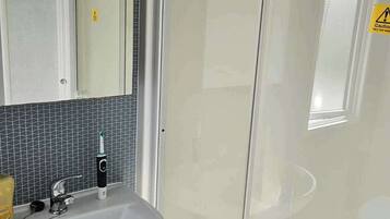 Shower dan handuk