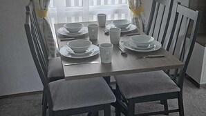 Dining - Seaside Haven Chalet in Newquay (New Quay)