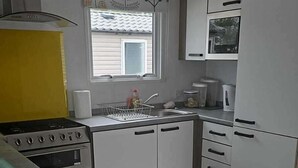 Fridge, microwave, oven, stovetop - Seaside Haven Chalet in Newquay (New Quay)