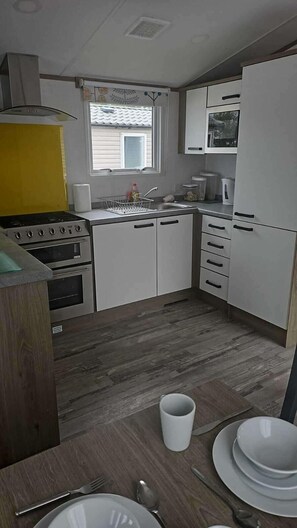 Kjøleskap, mikrobølgeovn, ovn og kokeplater