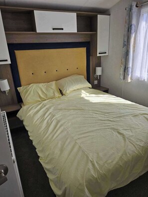 3 bedrooms, bed sheets
