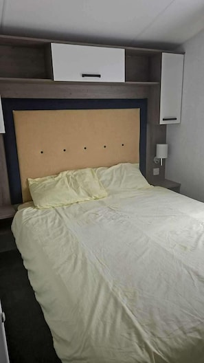 3 bedrooms, bed sheets