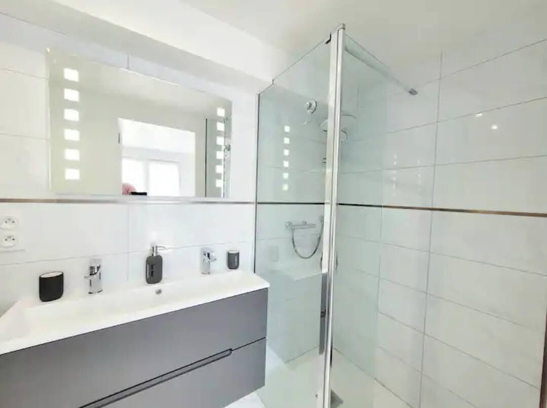 Een haardroger, handdoeken, zeep, toiletpapier