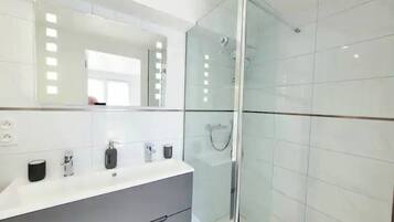 Een haardroger, handdoeken, zeep, toiletpapier