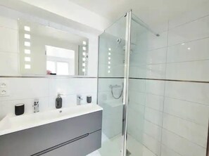 Secadora de cabello, toallas, jabón, papel de baño 