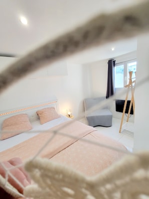 Iron/ironing board, WiFi, bed sheets