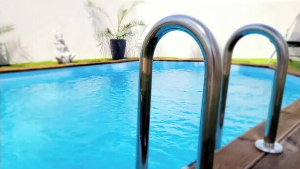 A swimming pool with metal railings and a wooden deck. - Magnificent maisonnette with private pool, 25min from beaches, 5 minutes from Montpellier (Juvignac)
