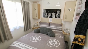 3 bedrooms, iron/ironing board, WiFi (free), bed sheets