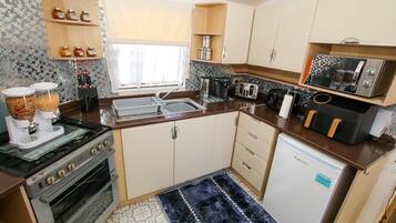 Lemari es, microwave, oven, dan kompor