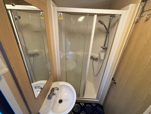 Shower, hair dryer - Caravan Beach Park - Sleeps 8, Parking & Pool (Romney Marsh)