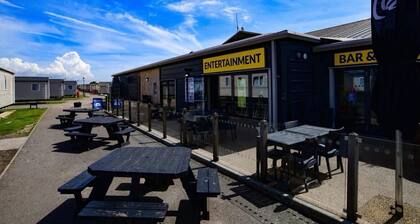 New Beach Caravan Park Sleeps 8 Parking & Pool