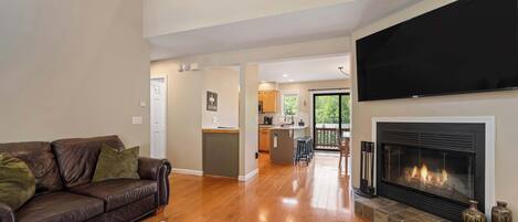 Een televisie en een open haard