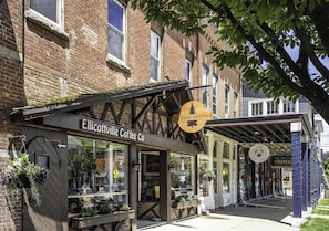 En butik med skiltning for 'Elicottville Coffee Co.' og 'Alpine Bistro'.