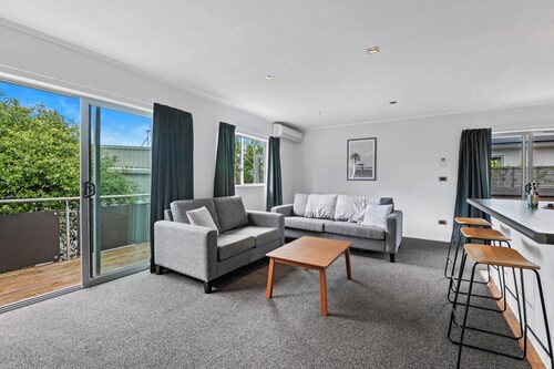 Twin Apartments - Walk to Forest with Spa Pools