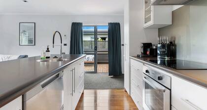 Twin Apartments - Walk to Forest with Spa Pools