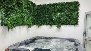 Un jacuzzi con panel de control digital, rodeado por un gabinete de madera.