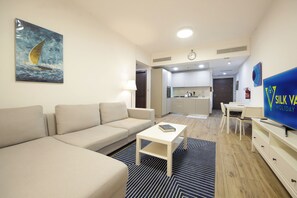 Apartment, Balcony, City View | Living area