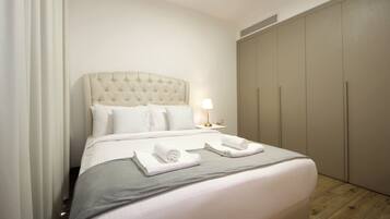 Apartment, Balkon, Stadtblick | Schreibtisch, laptopgeeigneter Arbeitsplatz, Bügeleisen/Bügelbrett