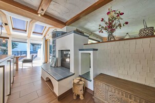 家庭公寓, 3 间卧室, 允许带宠物, 山景 | 起居区 | 50-英寸纯平电视 （配备有线频道）、桌上足球