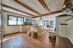 Family Apartment, 3 Bedrooms, Pets Allowed, Mountain View | Private kitchen | Full-size fridge, microwave, oven, stovetop