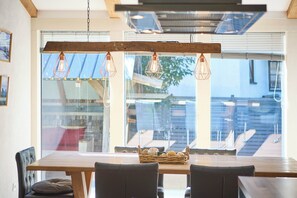 家庭公寓, 3 间卧室, 允许带宠物, 山景 | 客房内用餐