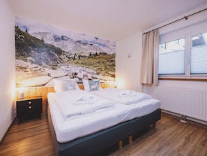 Family Apartment, 3 Bedrooms, Pets Allowed, Mountain View | Cribs/infant beds, free WiFi, bed sheets