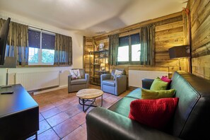 Familieleilighet, 3 soverom, balkong, fjellutsikt | Oppholdsområde | En 50-tommers Flatskjerm-TV med kabel-kanaler samt fotballspill