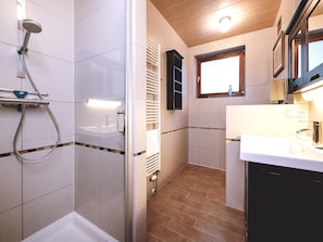 Basic Apartment, 2 Bedrooms, Mountain View | Bathroom | Shower, hair dryer, towels, toilet paper