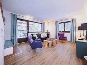 Family Apartment, 3 Bedrooms, Pets Allowed, Mountain View | Living area | 50-inch flat-screen TV with cable channels, foosball