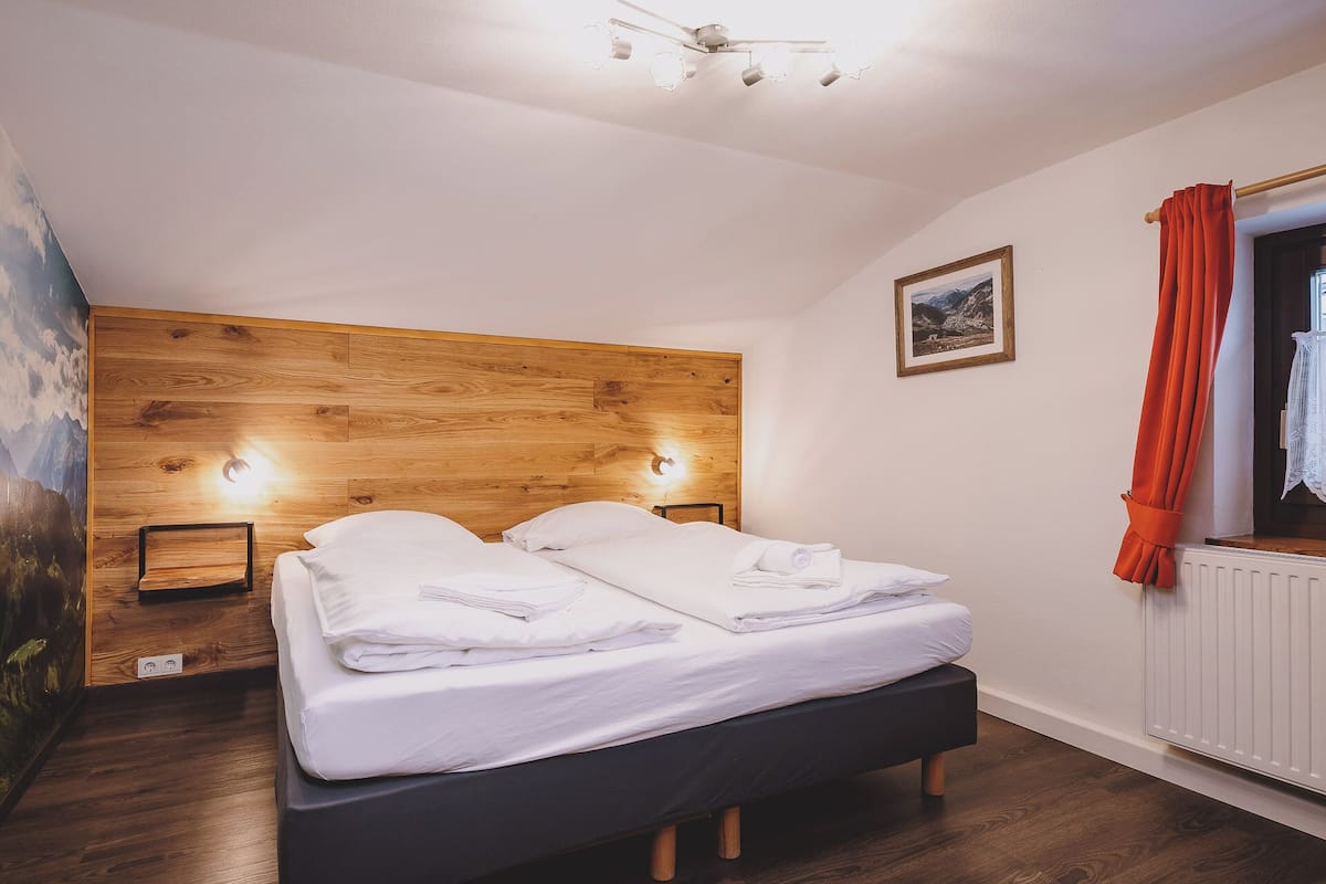 Classic Apartment, 2 Bedrooms, Mountain View | Cribs/infant beds, free WiFi, bed sheets