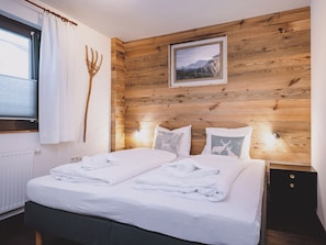 Cribs/infant beds, free WiFi, bed sheets