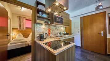 Basic-Apartment, 2 Schlafzimmer, Bergblick | Eigene Küche | Großer Kühlschrank, Mikrowelle, Ofen, Herdplatte