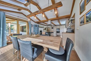 Familieleilighet, 3 soverom, kjæledyr tillatt, fjellutsikt | Spiseområde på rommet