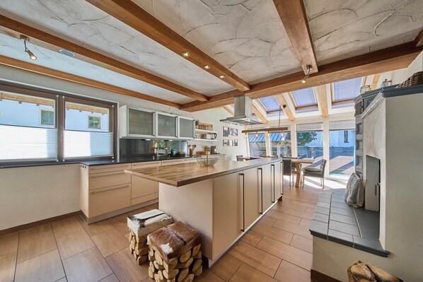 Family Apartment, 3 Bedrooms, Pets Allowed, Mountain View | Private kitchen | Full-size fridge, microwave, oven, stovetop