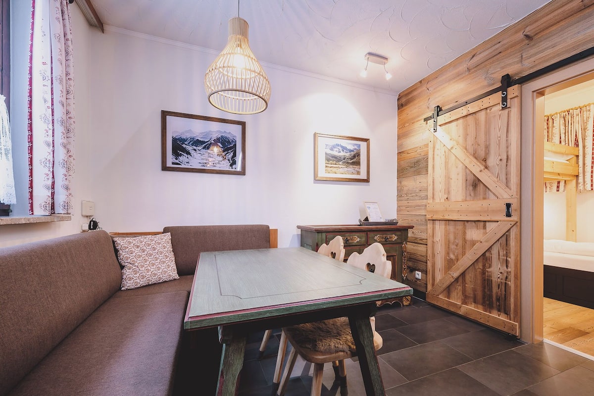 Basic Apartment, 2 Bedrooms, Mountain View | In-room dining