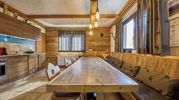 Familienapartment, 3 Schlafzimmer, Balkon, Bergblick | Essbereich im Zimmer