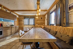 家庭公寓, 3 間臥室, 陽台, 山景 | 房內用餐區