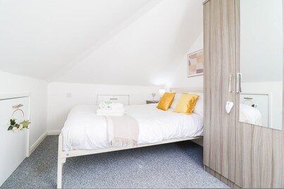 Cosy and Bright 1-bedroom Stay