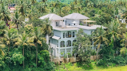 Esh Cottages Birch | Hillside 4-BHK Hideaway With Lush Garden, Common Pool, & Gaming Zone