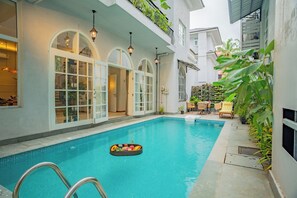 12 座室外游泳池