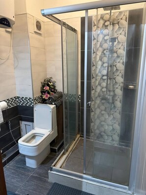 Douche, serviettes fournies, savon, papier toilette
