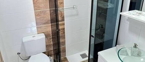 Haartrockner, Handtücher, Toilettenpapier
