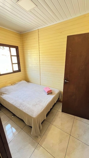 3 bedrooms, iron/ironing board, Internet, bed sheets