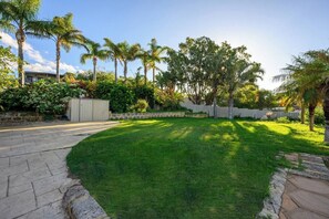 Property grounds - Waterfront Escape with Sunset Views & Kayaks (Dawesville)