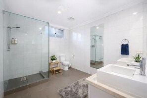 Hair dryer, towels - Waterfront Escape with Sunset Views & Kayaks (Dawesville)