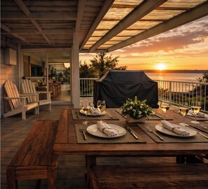 Outdoor dining - Waterfront Escape with Sunset Views & Kayaks (Dawesville)