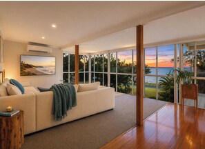 TV - Waterfront Escape with Sunset Views & Kayaks (Dawesville)