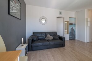 TV - Appart lumineux climatisé au dernier étage – parfait pour 4 pers (Roquebrune-Cap-Martin)